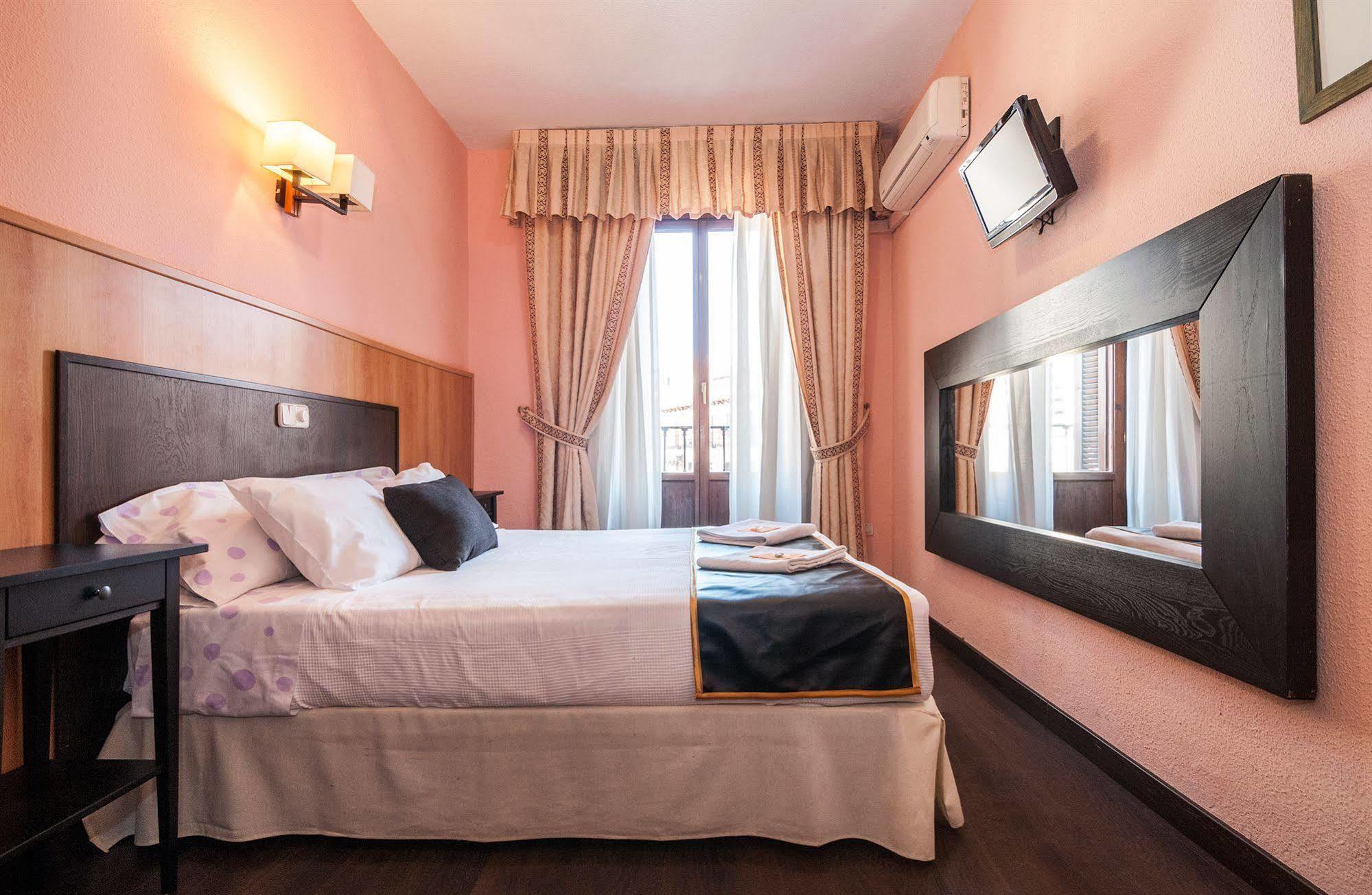 Hostal Gallardo Мадрид Экстерьер фото