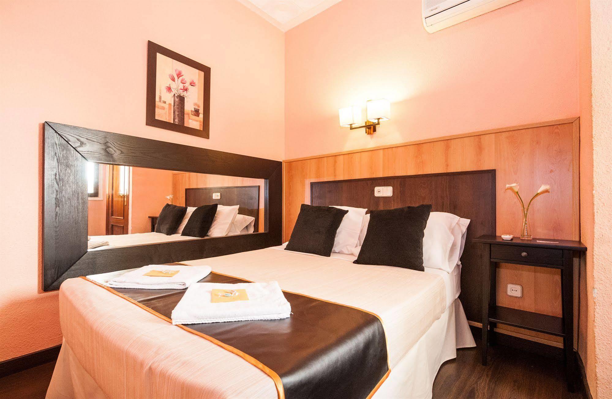 Hostal Gallardo Мадрид Экстерьер фото