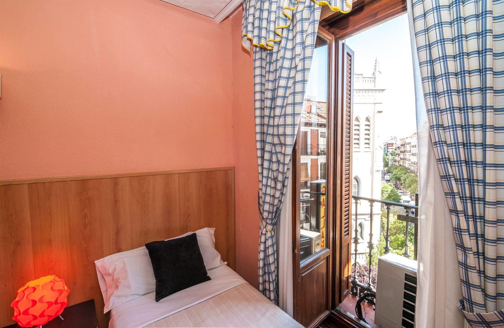 Hostal Gallardo Мадрид Экстерьер фото