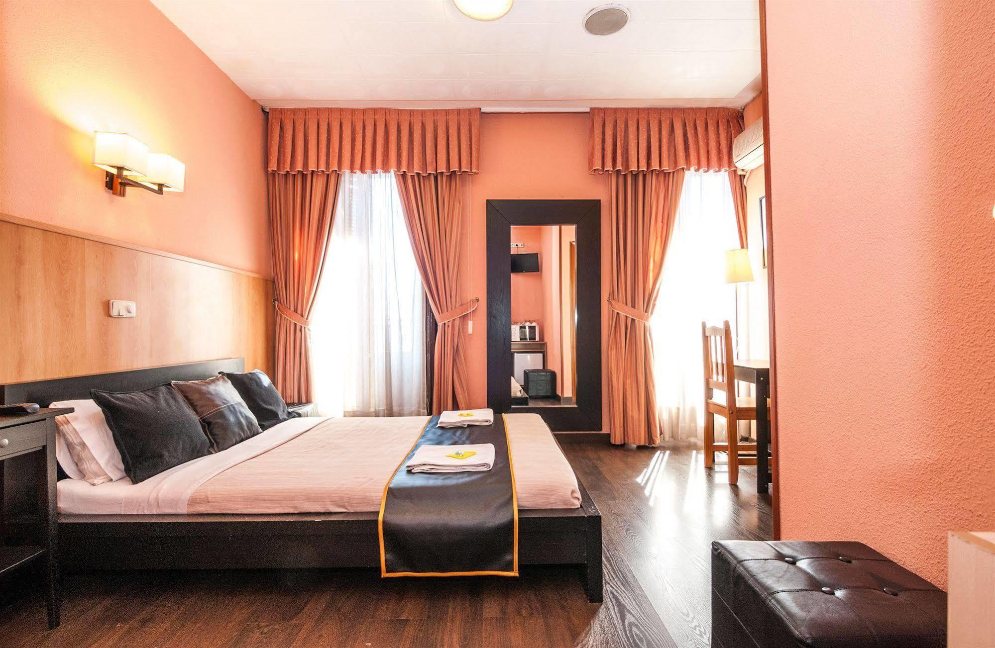 Hostal Gallardo Мадрид Экстерьер фото